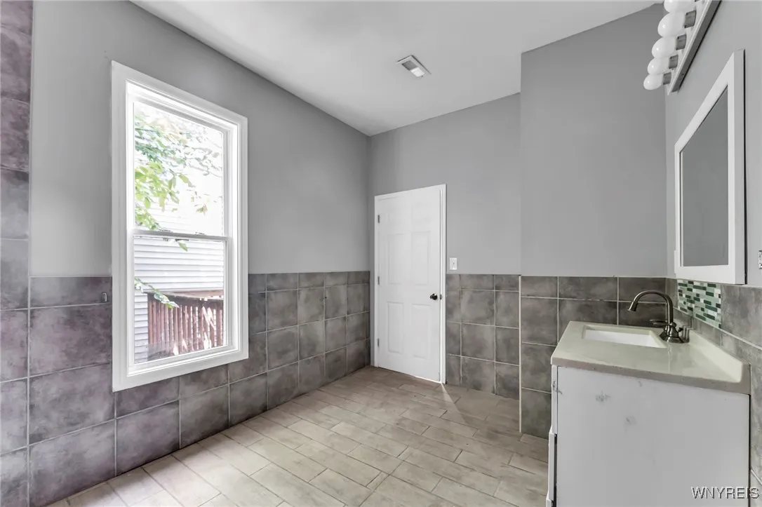 33 Lafayette Avenue, Buffalo, New York 14213, Buffalo, New York 14213, 4 Bedrooms Bedrooms, 6 Rooms Rooms,2 BathroomsBathrooms,Residential,For Sale,33 Lafayette Avenue, Buffalo, New York 14213,B1620718