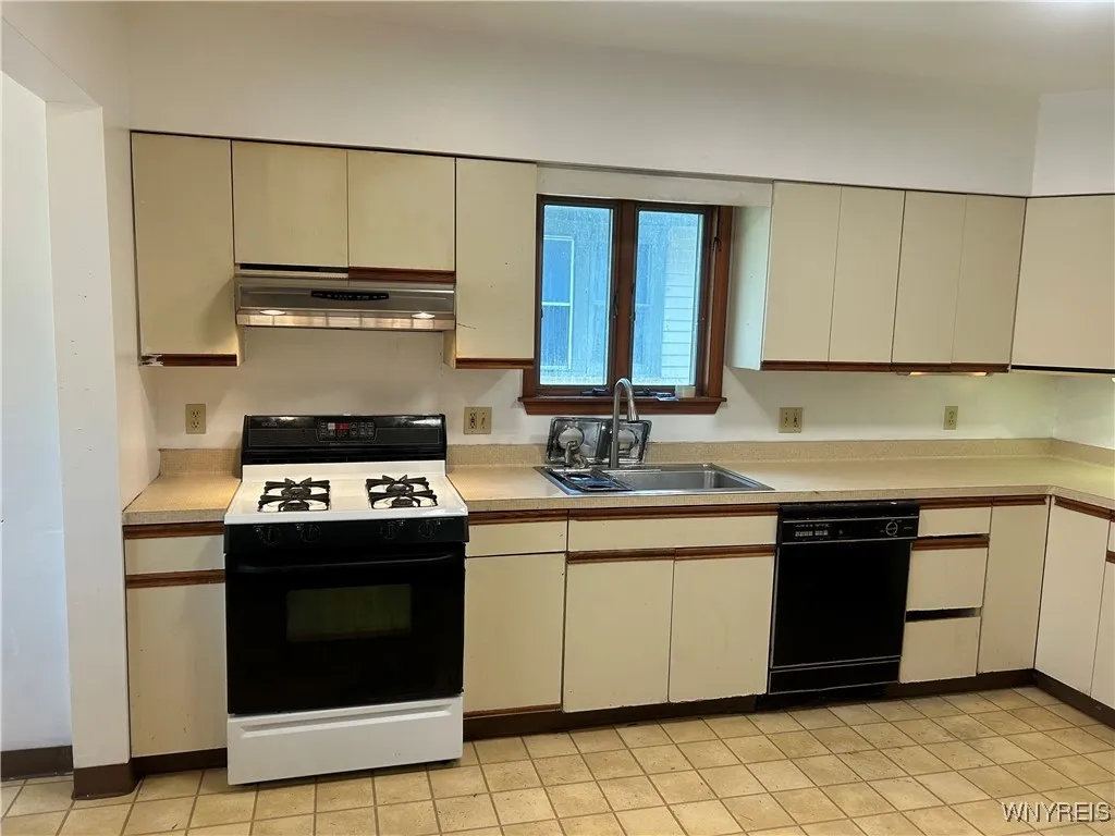 106 Lasalle Avenue, Buffalo, New York 14214, Buffalo, New York 14214, 4 Bedrooms Bedrooms, 5 Rooms Rooms,1 BathroomBathrooms,Residential,For Sale,106 Lasalle Avenue, Buffalo, New York 14214,B1618784