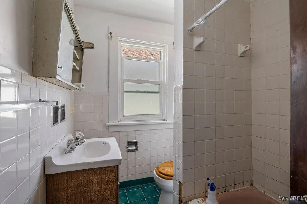106 Lasalle Avenue, Buffalo, New York 14214, Buffalo, New York 14214, 4 Bedrooms Bedrooms, 5 Rooms Rooms,1 BathroomBathrooms,Residential,For Sale,106 Lasalle Avenue, Buffalo, New York 14214,B1618784