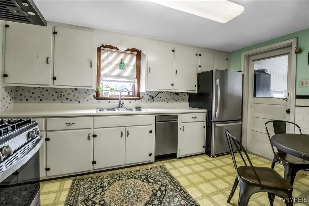 10 Irwinwood Road, Lancaster, New York 14086, Lancaster, New York 14086, 4 Bedrooms Bedrooms, 9 Rooms Rooms,2 BathroomsBathrooms,Residential,Closed,10 Irwinwood Road, Lancaster, New York 14086,0,B1621721