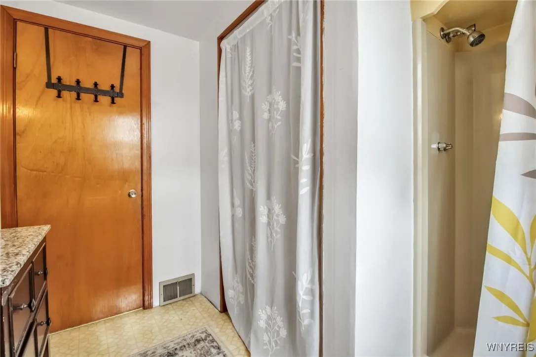10 Irwinwood Road, Lancaster, New York 14086, Lancaster, New York 14086, 4 Bedrooms Bedrooms, 9 Rooms Rooms,2 BathroomsBathrooms,Residential,Closed,10 Irwinwood Road, Lancaster, New York 14086,0,B1621721