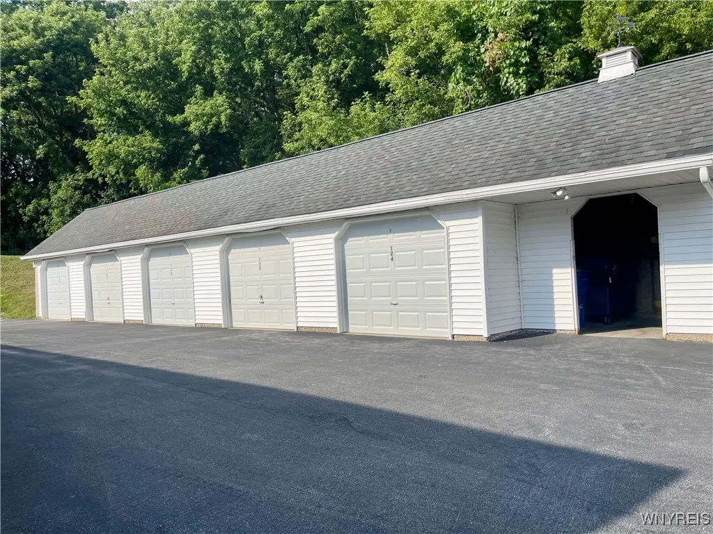 ONE CAR GARAGE