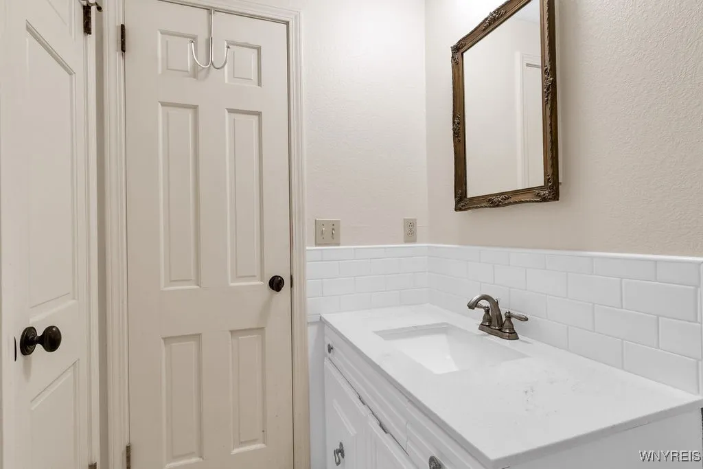 24 Rosewood Drive, Amherst, New York 14221, Amherst, New York 14221, 4 Bedrooms Bedrooms, 10 Rooms Rooms,2 BathroomsBathrooms,Residential,For Sale,24 Rosewood Drive, Amherst, New York 14221,B1622204
