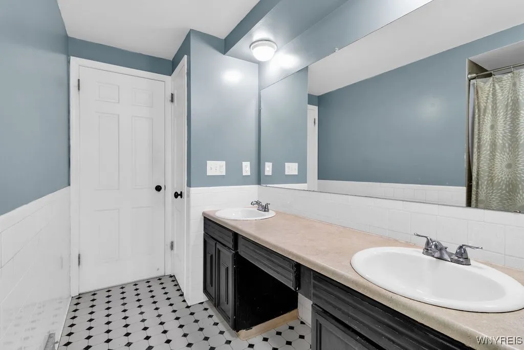 24 Rosewood Drive, Amherst, New York 14221, Amherst, New York 14221, 4 Bedrooms Bedrooms, 10 Rooms Rooms,2 BathroomsBathrooms,Residential,For Sale,24 Rosewood Drive, Amherst, New York 14221,B1622204