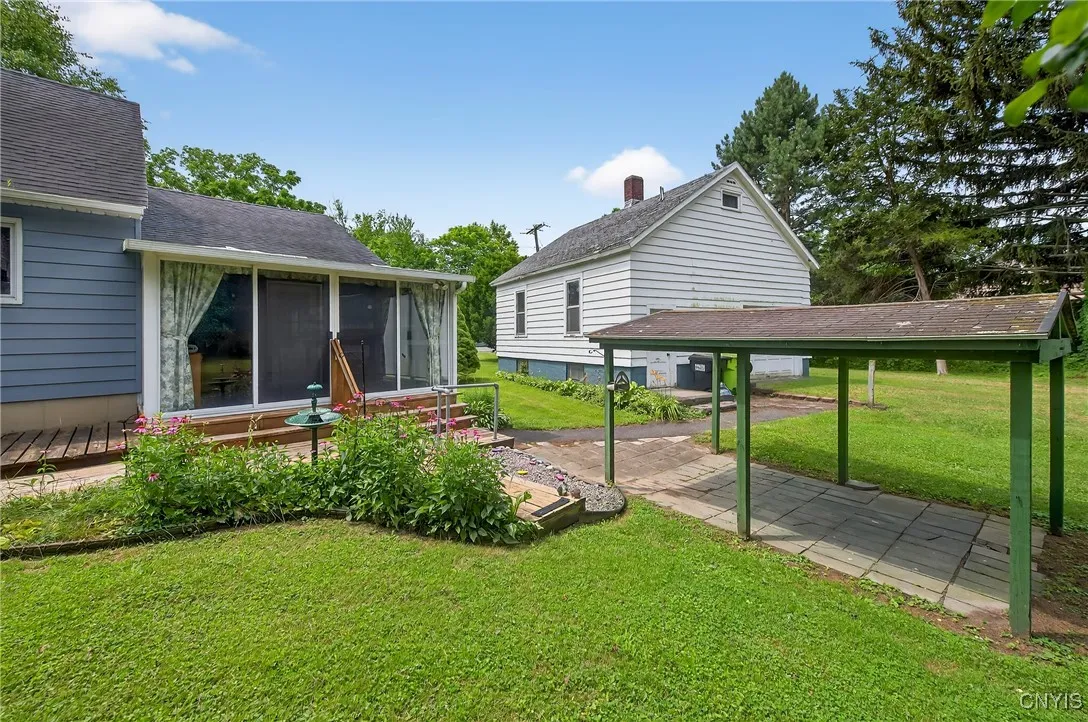 7165 Manlius Center Road, Manlius, New York 13057, Manlius, New York 13057, 3 Bedrooms Bedrooms, 7 Rooms Rooms,1 BathroomBathrooms,Residential,For Sale,7165 Manlius Center Road, Manlius, New York 13057,S1621430