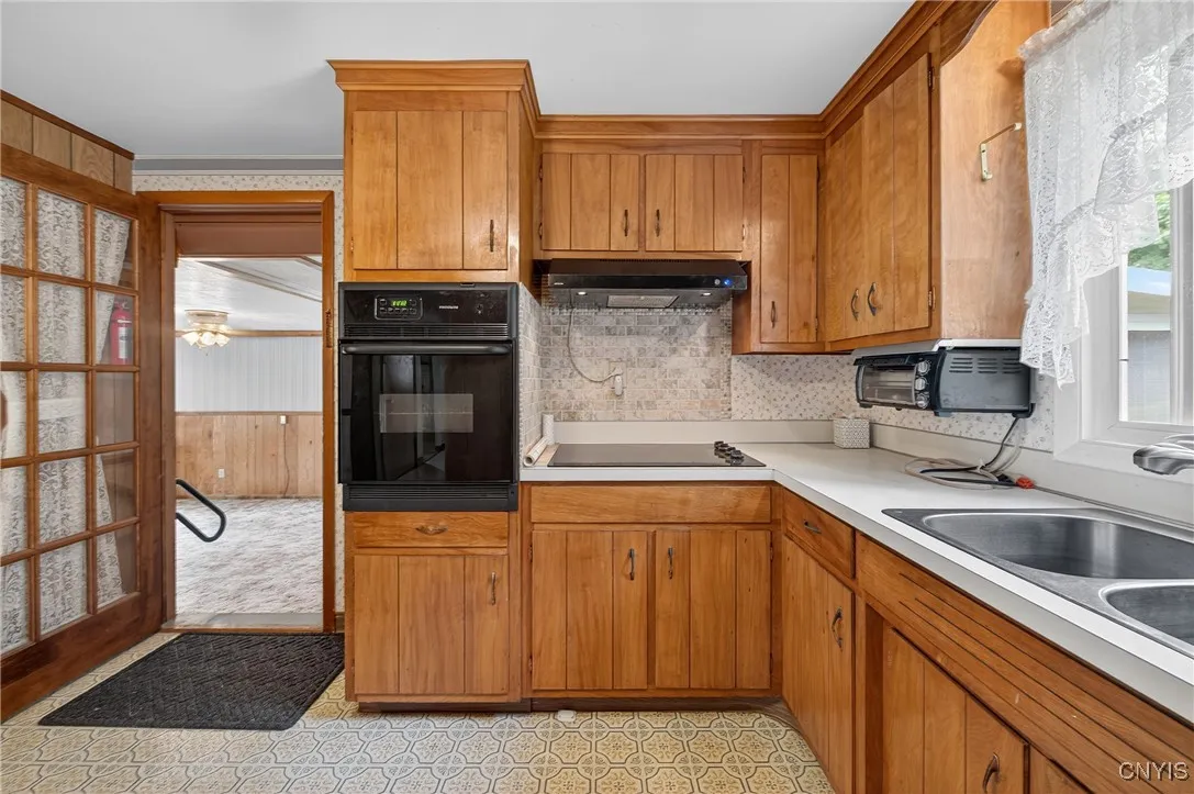 7165 Manlius Center Road, Manlius, New York 13057, Manlius, New York 13057, 3 Bedrooms Bedrooms, 7 Rooms Rooms,1 BathroomBathrooms,Residential,For Sale,7165 Manlius Center Road, Manlius, New York 13057,S1621430
