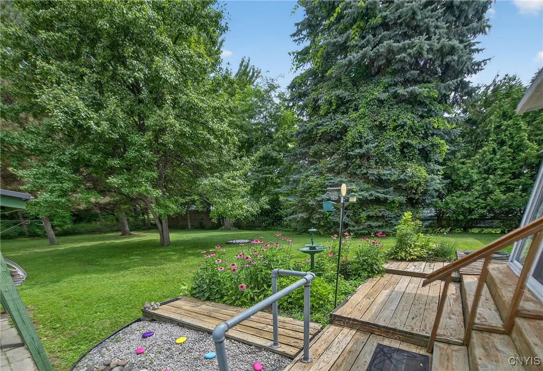 7165 Manlius Center Road, Manlius, New York 13057, Manlius, New York 13057, 3 Bedrooms Bedrooms, 7 Rooms Rooms,1 BathroomBathrooms,Residential,For Sale,7165 Manlius Center Road, Manlius, New York 13057,S1621430