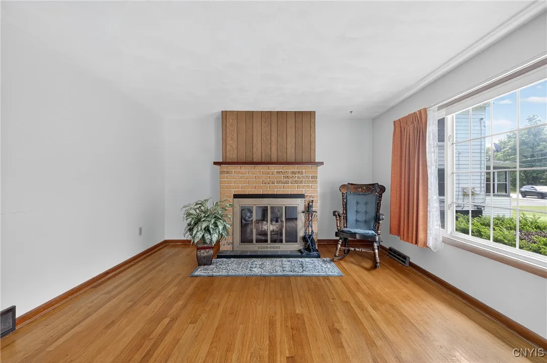 7165 Manlius Center Road, Manlius, New York 13057, Manlius, New York 13057, 3 Bedrooms Bedrooms, 7 Rooms Rooms,1 BathroomBathrooms,Residential,For Sale,7165 Manlius Center Road, Manlius, New York 13057,S1621430