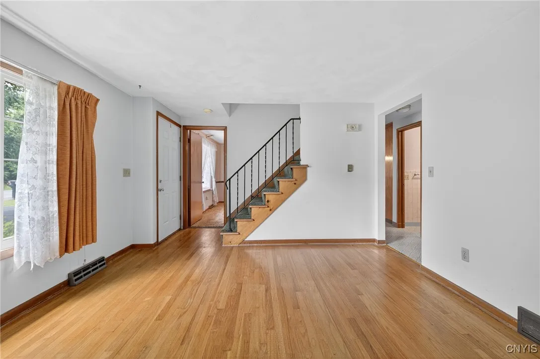 7165 Manlius Center Road, Manlius, New York 13057, Manlius, New York 13057, 3 Bedrooms Bedrooms, 7 Rooms Rooms,1 BathroomBathrooms,Residential,For Sale,7165 Manlius Center Road, Manlius, New York 13057,S1621430