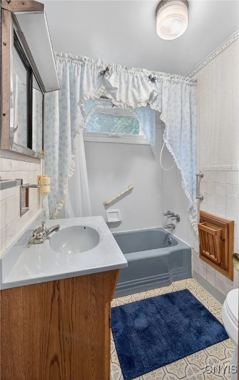 7165 Manlius Center Road, Manlius, New York 13057, Manlius, New York 13057, 3 Bedrooms Bedrooms, 7 Rooms Rooms,1 BathroomBathrooms,Residential,For Sale,7165 Manlius Center Road, Manlius, New York 13057,S1621430