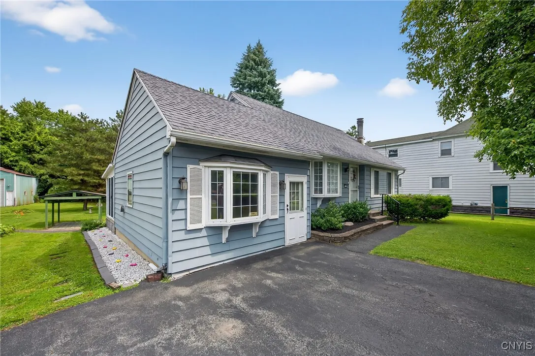 7165 Manlius Center Road, Manlius, New York 13057, Manlius, New York 13057, 3 Bedrooms Bedrooms, 7 Rooms Rooms,1 BathroomBathrooms,Residential,For Sale,7165 Manlius Center Road, Manlius, New York 13057,S1621430