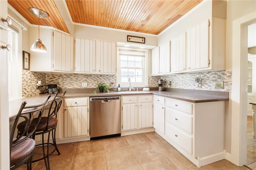 36 Dover Park, Brighton, New York 14610, Brighton, New York 14610, 3 Bedrooms Bedrooms, 7 Rooms Rooms,1 BathroomBathrooms,Residential,For Sale,36 Dover Park, Brighton, New York 14610,R1619764