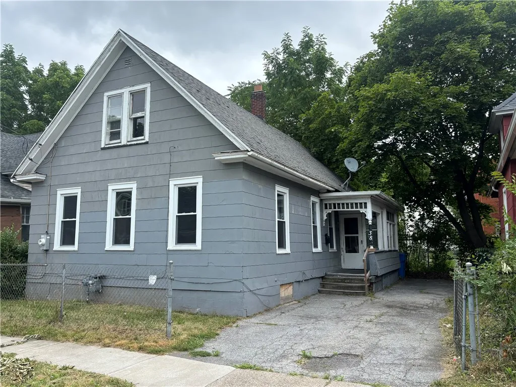 Front View/Driveway