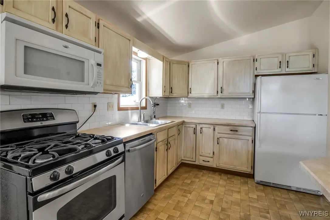926 Bluff Road 18, Carlton, New York 14571, Carlton, New York 14571, 3 Bedrooms Bedrooms, 9 Rooms Rooms,2 BathroomsBathrooms,Residential,For Sale,926 Bluff Road 18, Carlton, New York 14571,B1622257