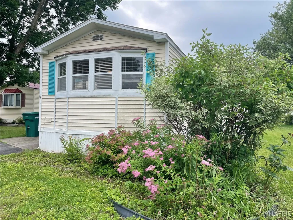 62 Marseille Avenue, West Seneca, New York 14224, West Seneca, New York 14224, 2 Bedrooms Bedrooms, 5 Rooms Rooms,1 BathroomBathrooms,Residential,For Sale,62 Marseille Avenue, West Seneca, New York 14224,B1620328