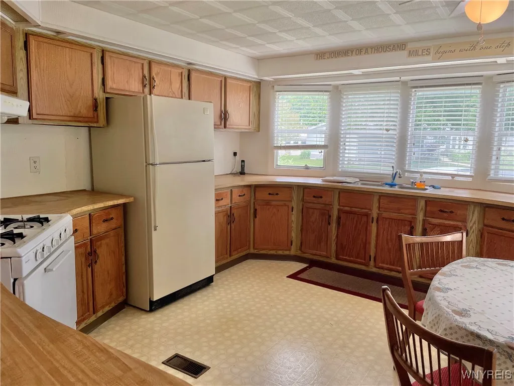 62 Marseille Avenue, West Seneca, New York 14224, West Seneca, New York 14224, 2 Bedrooms Bedrooms, 5 Rooms Rooms,1 BathroomBathrooms,Residential,For Sale,62 Marseille Avenue, West Seneca, New York 14224,B1620328