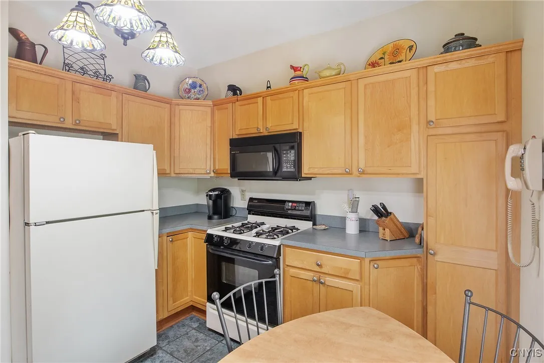 315 Boyden Street, Syracuse, New York 13203, Syracuse, New York 13203, 3 Bedrooms Bedrooms, 7 Rooms Rooms,1 BathroomBathrooms,Residential,For Sale,315 Boyden Street, Syracuse, New York 13203,S1621836