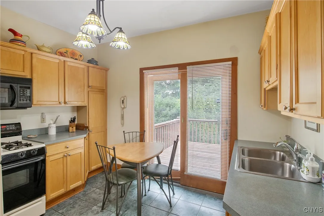 315 Boyden Street, Syracuse, New York 13203, Syracuse, New York 13203, 3 Bedrooms Bedrooms, 7 Rooms Rooms,1 BathroomBathrooms,Residential,For Sale,315 Boyden Street, Syracuse, New York 13203,S1621836