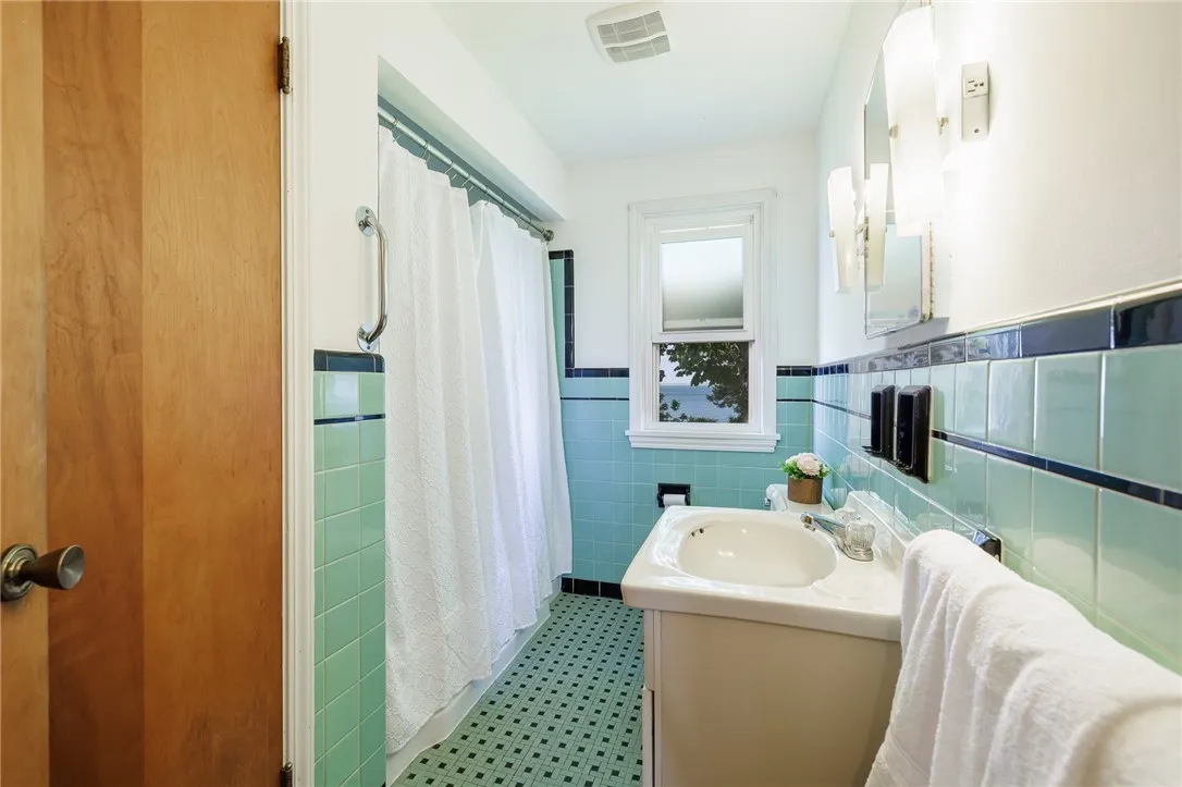 760 Beach Avenue, Rochester, New York 14612, Rochester, New York 14612, 3 Bedrooms Bedrooms, 7 Rooms Rooms,1 BathroomBathrooms,Residential,For Sale,760 Beach Avenue, Rochester, New York 14612,R1622631