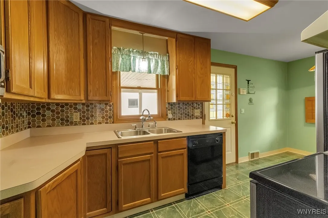 1014 98th Street, Niagara Falls, New York 14304, Niagara Falls, New York 14304, 3 Bedrooms Bedrooms, 5 Rooms Rooms,1 BathroomBathrooms,Residential,For Sale,1014 98th Street, Niagara Falls, New York 14304,B1621533