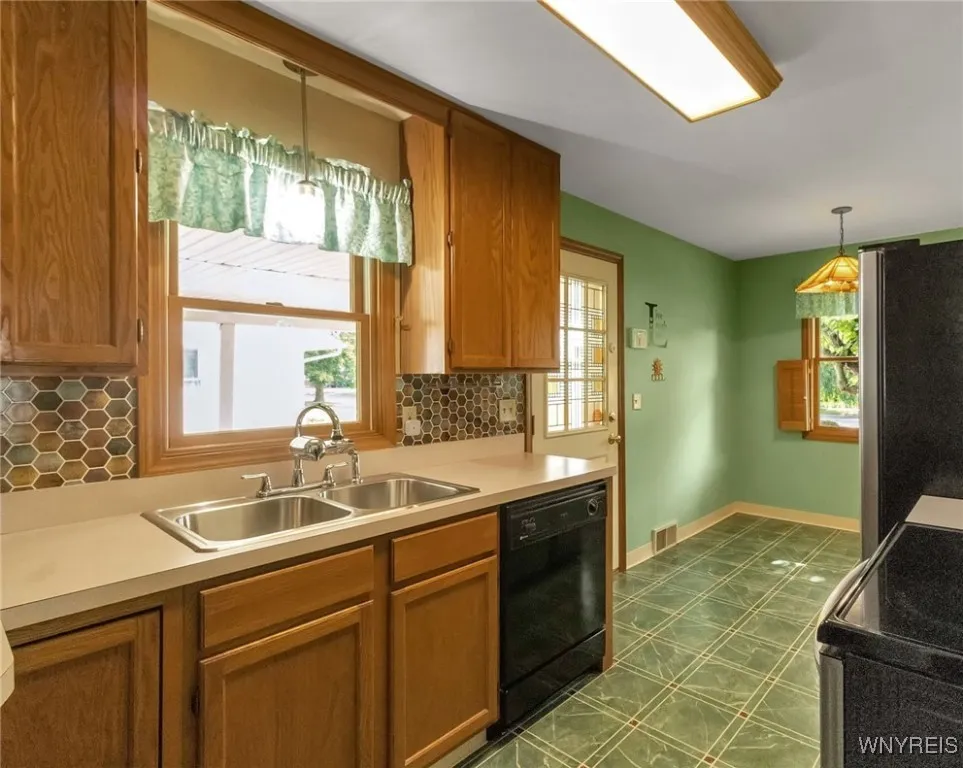 1014 98th Street, Niagara Falls, New York 14304, Niagara Falls, New York 14304, 3 Bedrooms Bedrooms, 5 Rooms Rooms,1 BathroomBathrooms,Residential,For Sale,1014 98th Street, Niagara Falls, New York 14304,B1621533