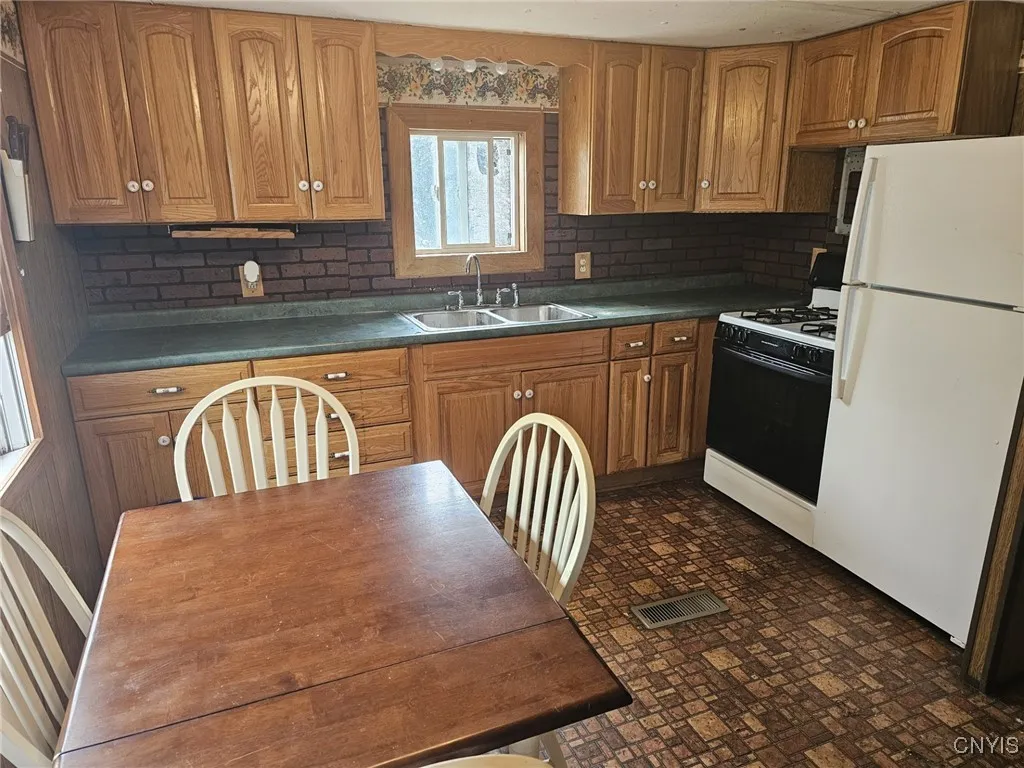 8137 Grant Avenue Road, Sennett, New York 13166, Sennett, New York 13166, 3 Bedrooms Bedrooms, 8 Rooms Rooms,2 BathroomsBathrooms,Residential,For Sale,8137 Grant Avenue Road, Sennett, New York 13166,S1622502
