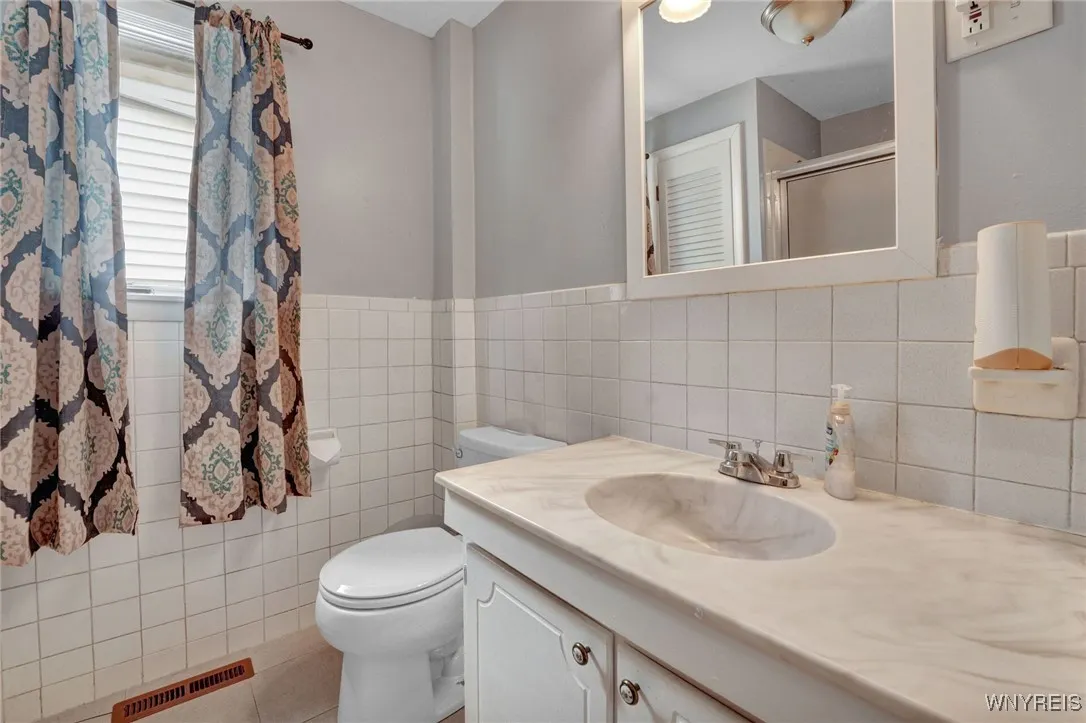 33 Genesee Street, Mt Morris, New York 14510, Mt Morris, New York 14510, 4 Bedrooms Bedrooms, 7 Rooms Rooms,2 BathroomsBathrooms,Residential,Closed,33 Genesee Street, Mt Morris, New York 14510,0,B1621874