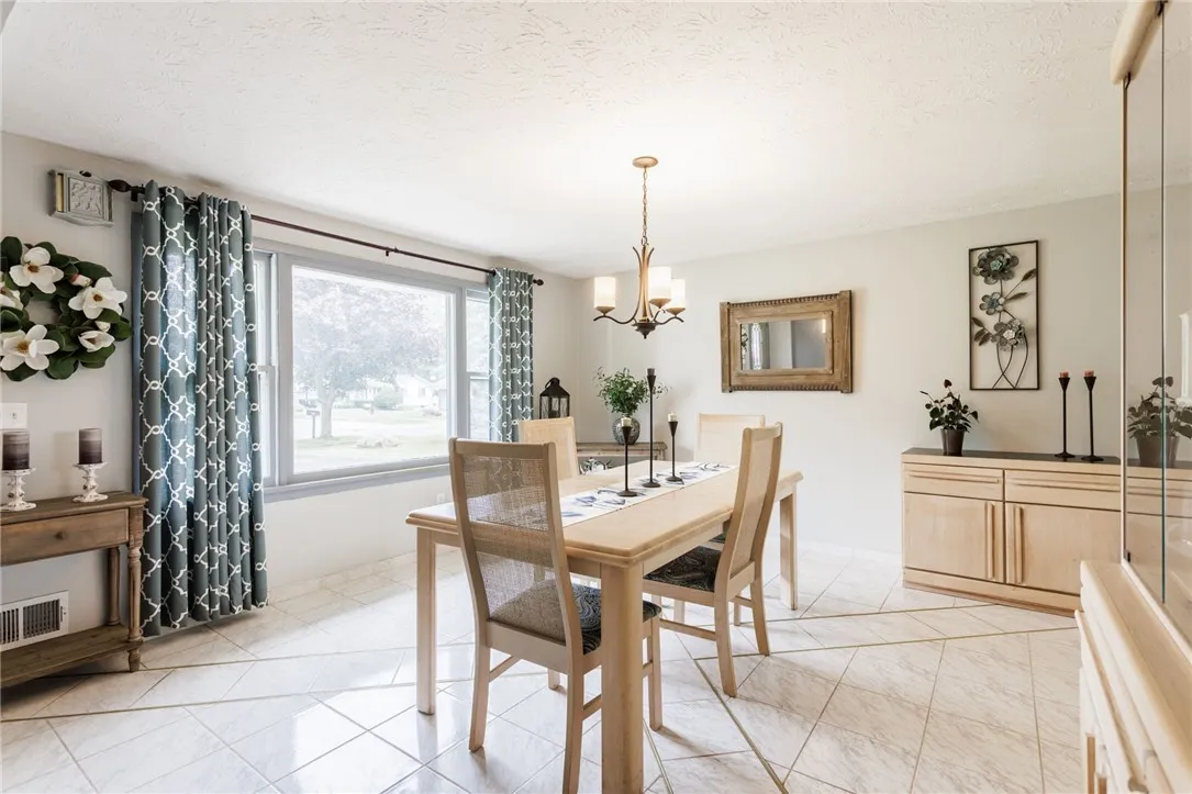 47 Bramblewood Lane West, Gates, New York 14624, Gates, New York 14624, 4 Bedrooms Bedrooms, 6 Rooms Rooms,2 BathroomsBathrooms,Residential,For Sale,47 Bramblewood Lane West, Gates, New York 14624,R1621971