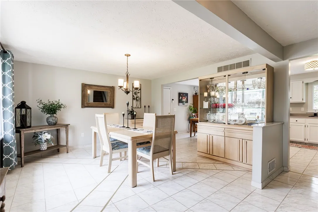 47 Bramblewood Lane West, Gates, New York 14624, Gates, New York 14624, 4 Bedrooms Bedrooms, 6 Rooms Rooms,2 BathroomsBathrooms,Residential,For Sale,47 Bramblewood Lane West, Gates, New York 14624,R1621971