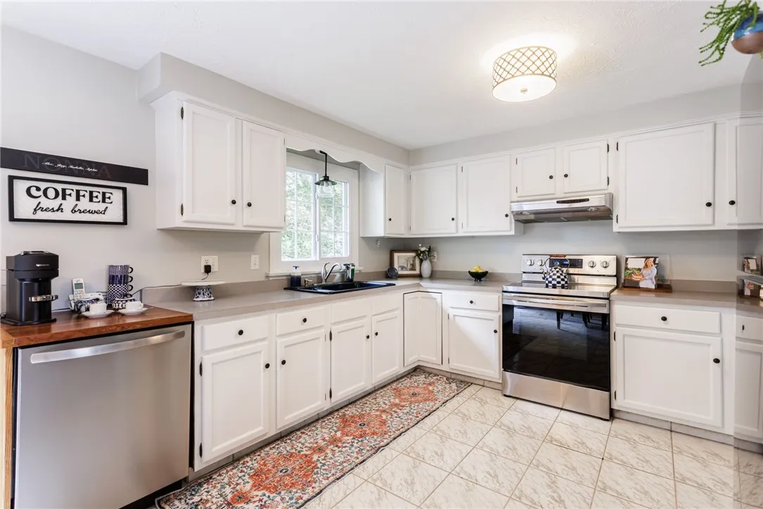 47 Bramblewood Lane West, Gates, New York 14624, Gates, New York 14624, 4 Bedrooms Bedrooms, 6 Rooms Rooms,2 BathroomsBathrooms,Residential,For Sale,47 Bramblewood Lane West, Gates, New York 14624,R1621971