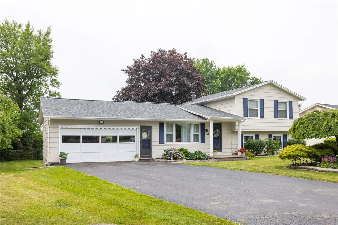 47 Bramblewood Lane West, Gates, New York 14624, Gates, New York 14624, 4 Bedrooms Bedrooms, 6 Rooms Rooms,2 BathroomsBathrooms,Residential,For Sale,47 Bramblewood Lane West, Gates, New York 14624,R1621971