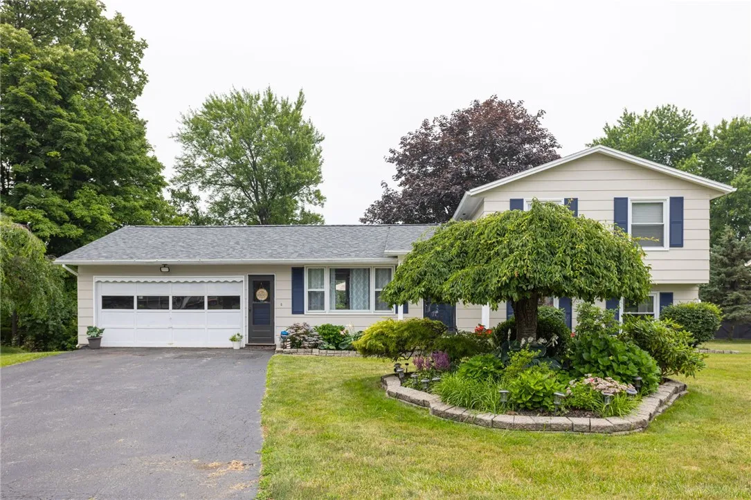 47 Bramblewood Lane West, Gates, New York 14624, Gates, New York 14624, 4 Bedrooms Bedrooms, 6 Rooms Rooms,2 BathroomsBathrooms,Residential,For Sale,47 Bramblewood Lane West, Gates, New York 14624,R1621971