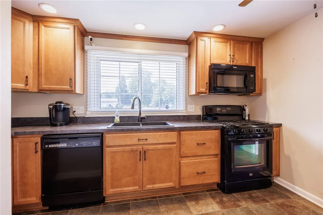 24 Battle Green Drive, Chili, New York 14624, Chili, New York 14624, 2 Bedrooms Bedrooms, 7 Rooms Rooms,1 BathroomBathrooms,Residential,For Sale,24 Battle Green Drive, Chili, New York 14624,R1622336