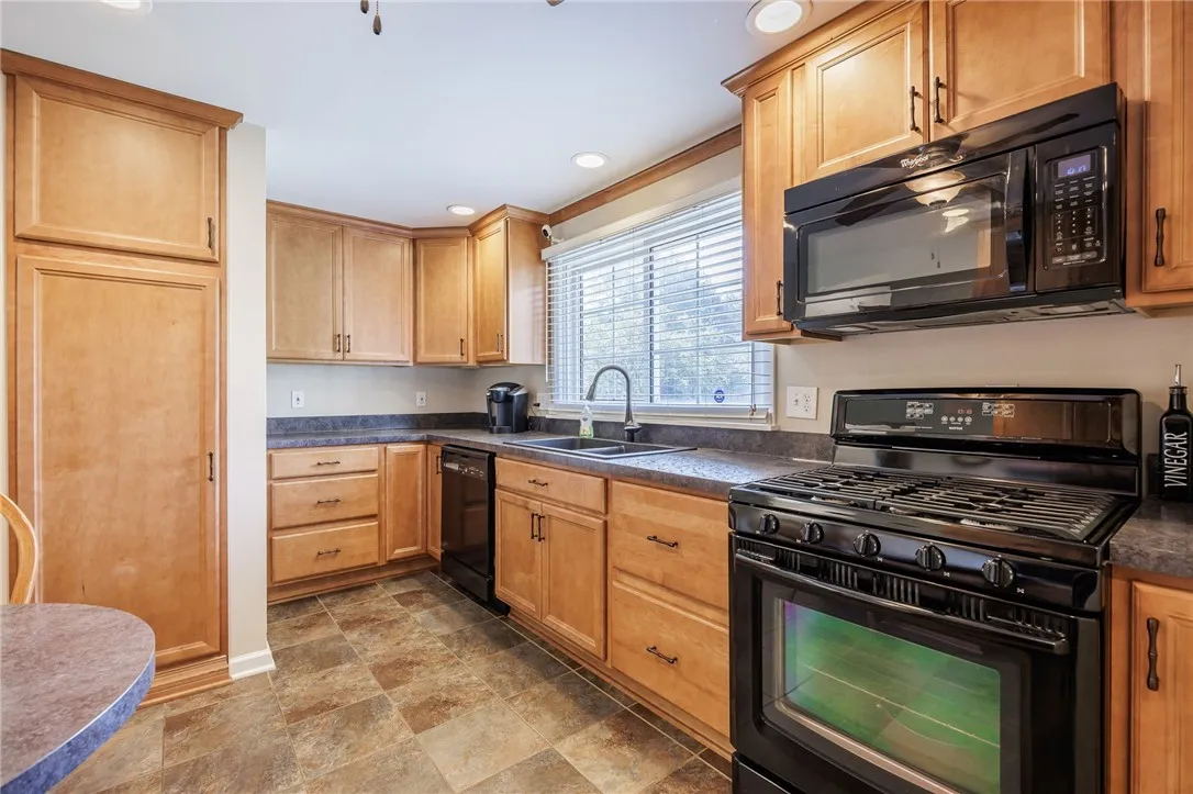 24 Battle Green Drive, Chili, New York 14624, Chili, New York 14624, 2 Bedrooms Bedrooms, 7 Rooms Rooms,1 BathroomBathrooms,Residential,For Sale,24 Battle Green Drive, Chili, New York 14624,R1622336