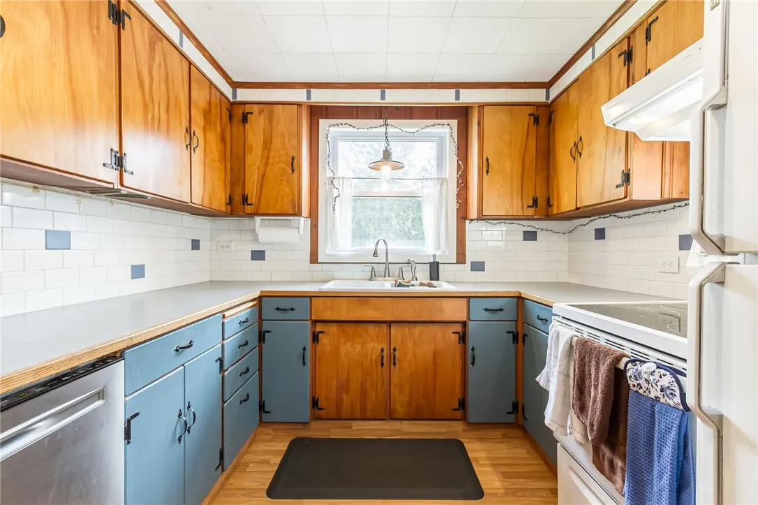 1209 Johnson Road, Palmyra, New York 14522, Palmyra, New York 14522, 2 Bedrooms Bedrooms, 6 Rooms Rooms,1 BathroomBathrooms,Residential,For Sale,1209 Johnson Road, Palmyra, New York 14522,R1621846