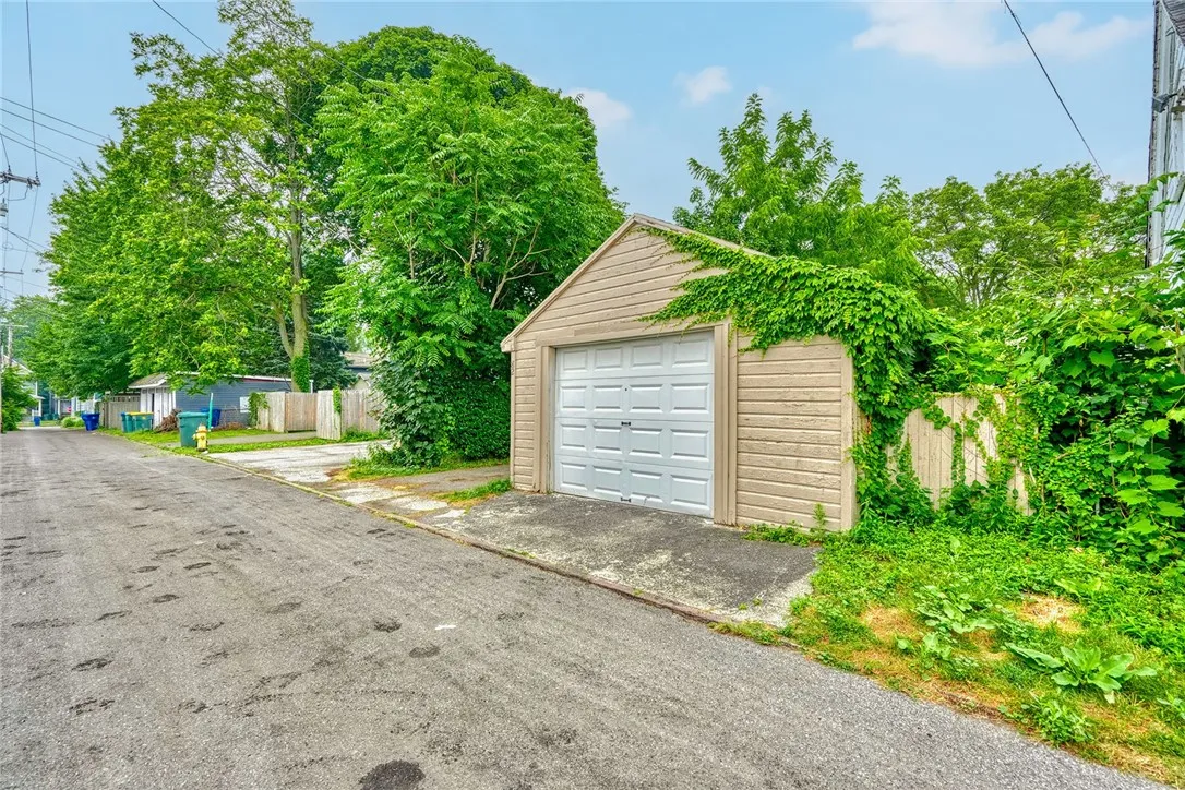 82 Richmond Street, Rochester, New York 14607, Rochester, New York 14607, 2 Bedrooms Bedrooms, 4 Rooms Rooms,1 BathroomBathrooms,Residential,For Sale,82 Richmond Street, Rochester, New York 14607,R1617340