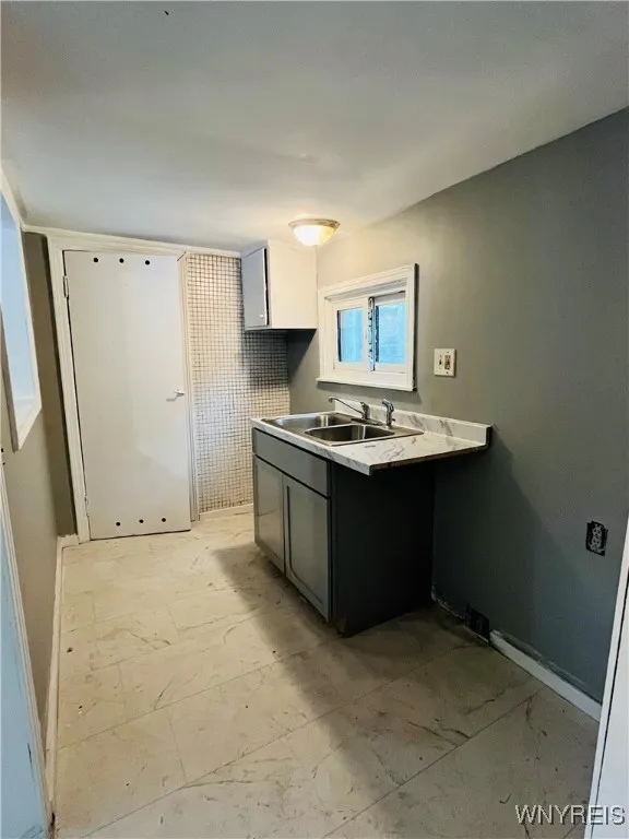 97 Kail Street, Buffalo, New York 14207, Buffalo, New York 14207, 7 Bedrooms Bedrooms, ,3 BathroomsBathrooms,Residential,For Sale,97 Kail Street, Buffalo, New York 14207,B1622392