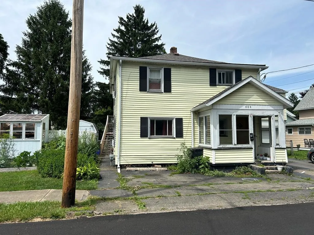404 Perry Street Upper, Horseheads, New York 14845, Horseheads, New York 14845, 2 Bedrooms Bedrooms, 5 Rooms Rooms,1 BathroomBathrooms,Residential Lease,For Rent,404 Perry Street Upper, Horseheads, New York 14845,R1621830