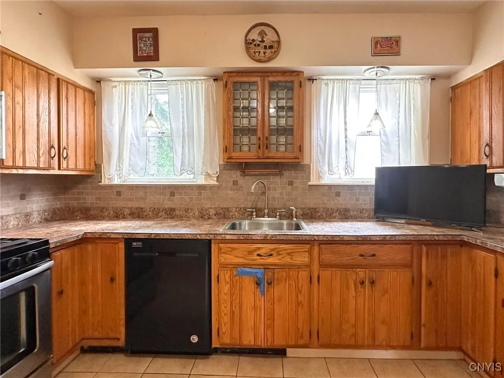 34 Proctor Boulevard, Utica, New York 13501, Utica, New York 13501, 5 Bedrooms Bedrooms, 10 Rooms Rooms,1 BathroomBathrooms,Residential,For Sale,34 Proctor Boulevard, Utica, New York 13501,S1622521