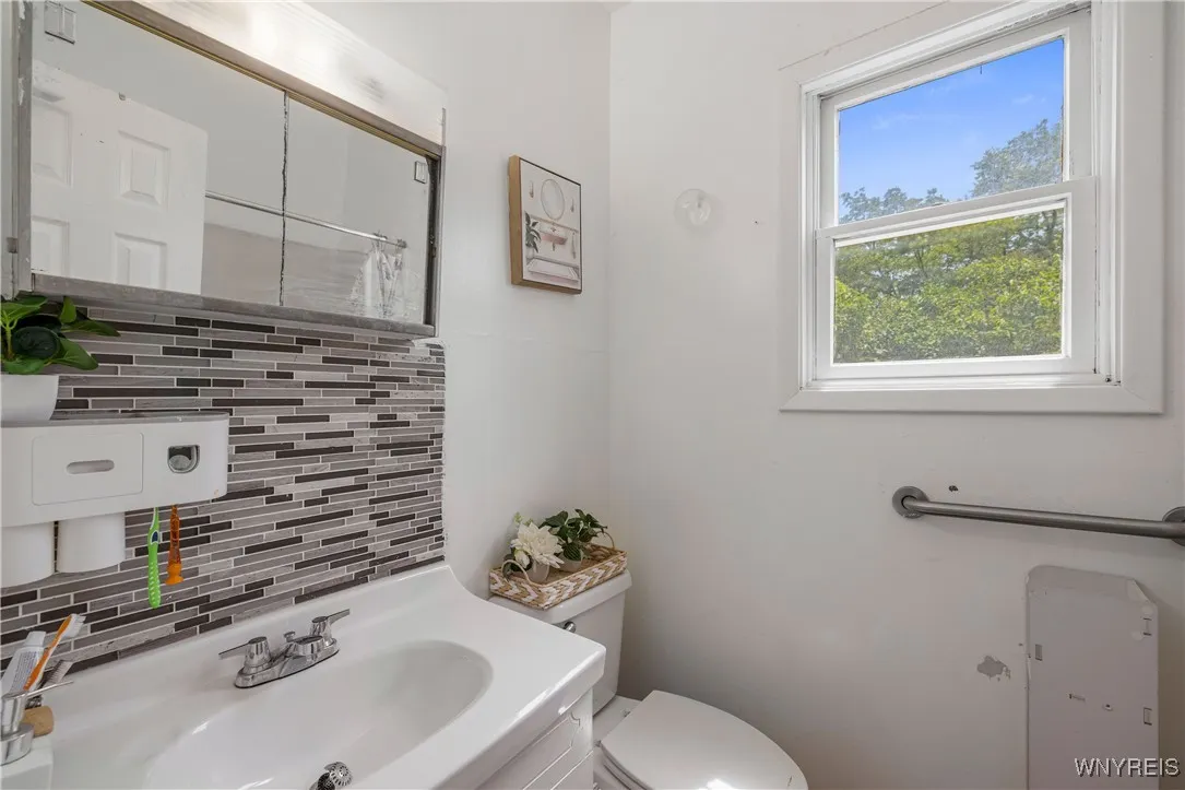 1142 Harlem Road, Cheektowaga, New York 14227, Cheektowaga, New York 14227, 6 Bedrooms Bedrooms, ,3 BathroomsBathrooms,Residential,For Sale,1142 Harlem Road, Cheektowaga, New York 14227,B1622311