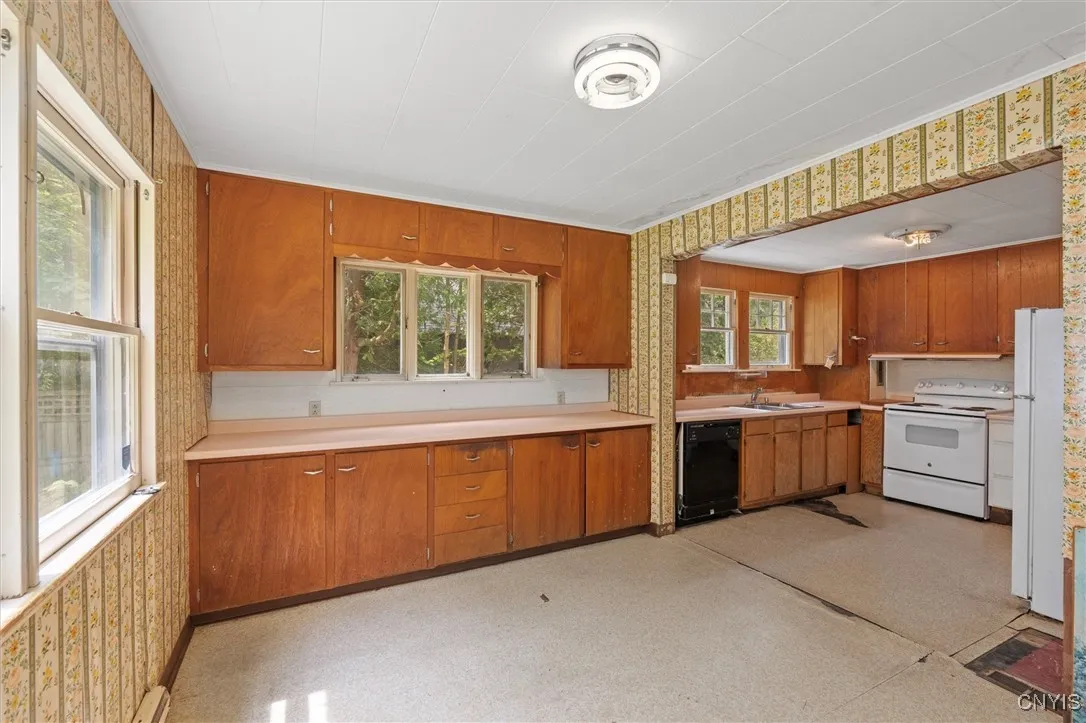 308 Collin Avenue, Manlius, New York 13066, Manlius, New York 13066, 6 Bedrooms Bedrooms, 13 Rooms Rooms,2 BathroomsBathrooms,Residential,For Sale,308 Collin Avenue, Manlius, New York 13066,S1622212