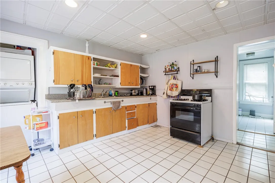 23 Benton Street, Rochester, New York 14620, Rochester, New York 14620, 7 Bedrooms Bedrooms, ,3 BathroomsBathrooms,Residential,For Sale,23 Benton Street, Rochester, New York 14620,R1622299
