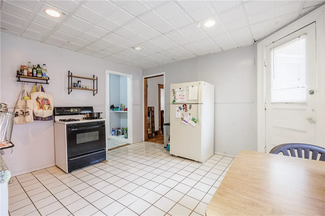 23 Benton Street, Rochester, New York 14620, Rochester, New York 14620, 7 Bedrooms Bedrooms, ,3 BathroomsBathrooms,Residential,For Sale,23 Benton Street, Rochester, New York 14620,R1622299