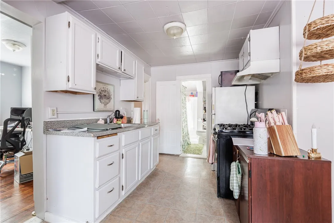 23 Benton Street, Rochester, New York 14620, Rochester, New York 14620, 7 Bedrooms Bedrooms, ,3 BathroomsBathrooms,Residential,For Sale,23 Benton Street, Rochester, New York 14620,R1622299