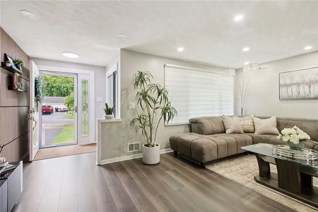 4 Drexel Drive, Gates, New York 14606, Gates, New York 14606, 3 Bedrooms Bedrooms, 6 Rooms Rooms,2 BathroomsBathrooms,Residential,For Sale,4 Drexel Drive, Gates, New York 14606,R1622083