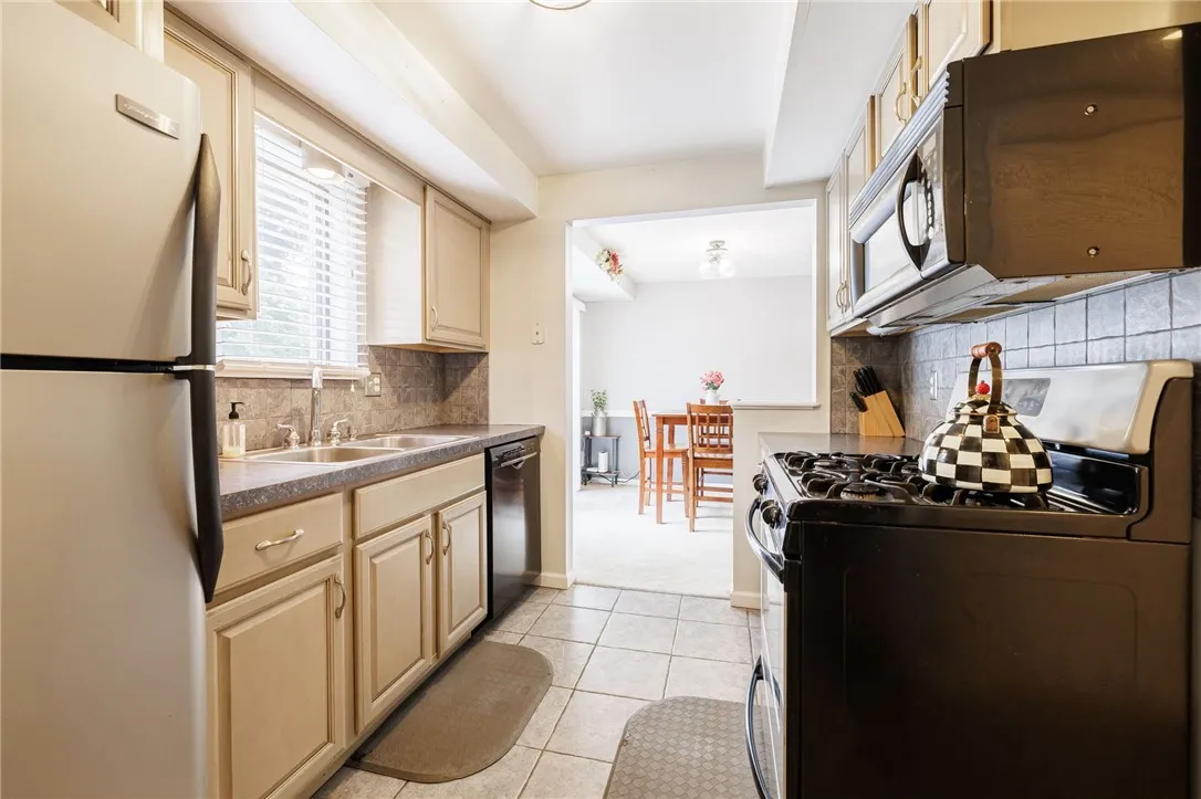 64 Old Stone Lane, Greece, New York 14615, Greece, New York 14615, 2 Bedrooms Bedrooms, 5 Rooms Rooms,1 BathroomBathrooms,Residential,For Sale,64 Old Stone Lane, Greece, New York 14615,R1620466