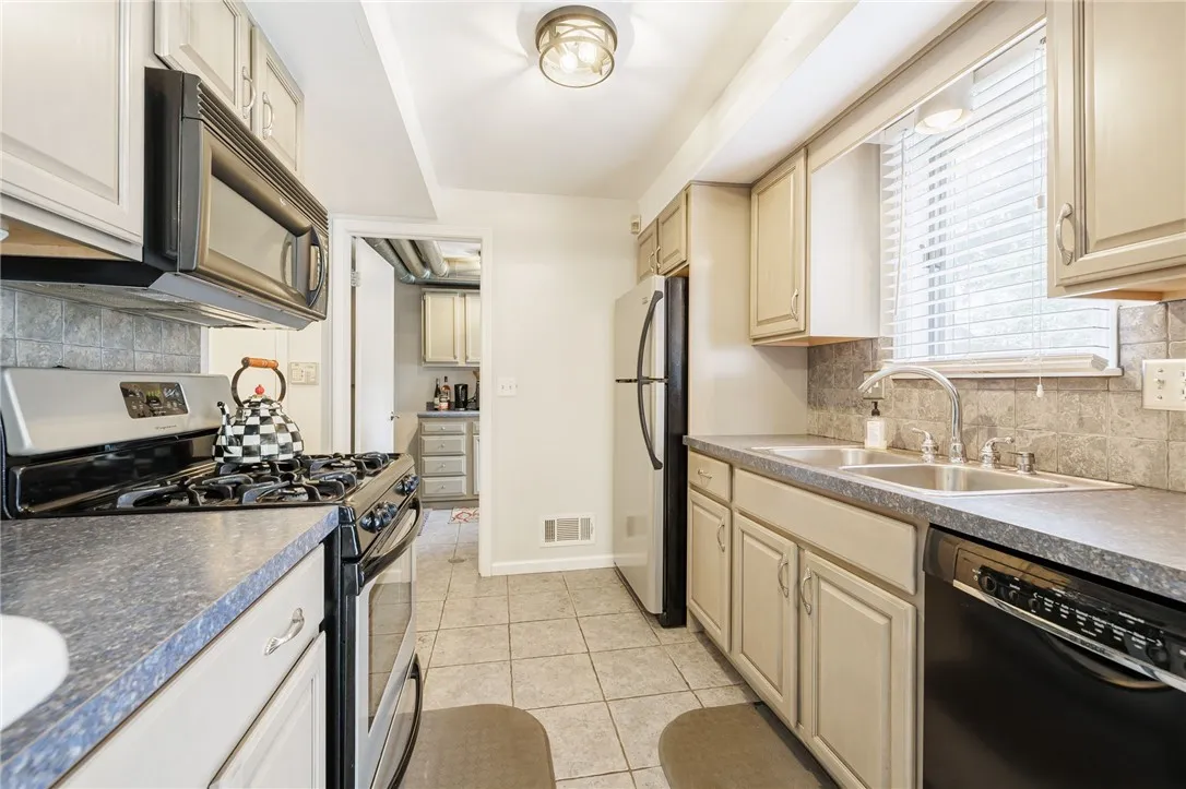 64 Old Stone Lane, Greece, New York 14615, Greece, New York 14615, 2 Bedrooms Bedrooms, 5 Rooms Rooms,1 BathroomBathrooms,Residential,For Sale,64 Old Stone Lane, Greece, New York 14615,R1620466