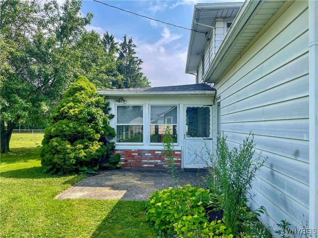 4 Debby Lane, Gates, New York 14606, Gates, New York 14606, 4 Bedrooms Bedrooms, 7 Rooms Rooms,1 BathroomBathrooms,Residential,For Sale,4 Debby Lane, Gates, New York 14606,B1622590