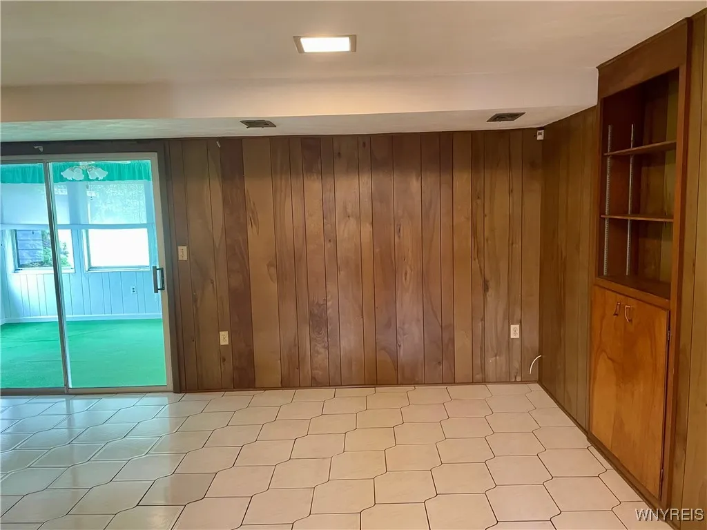4 Debby Lane, Gates, New York 14606, Gates, New York 14606, 4 Bedrooms Bedrooms, 7 Rooms Rooms,1 BathroomBathrooms,Residential,For Sale,4 Debby Lane, Gates, New York 14606,B1622590
