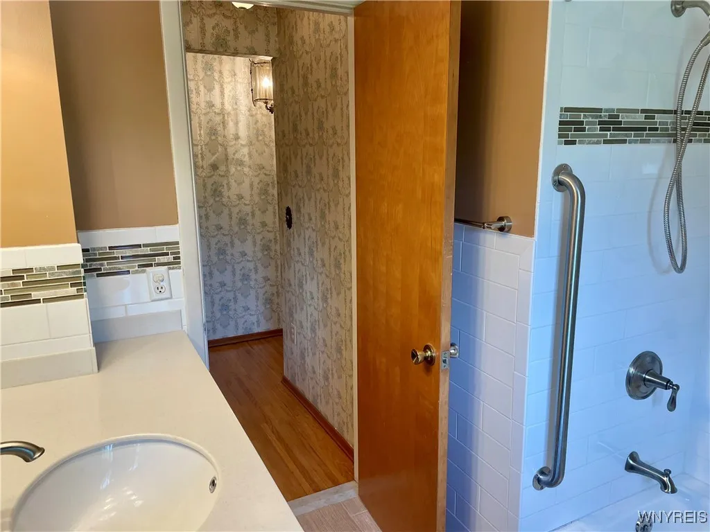 4 Debby Lane, Gates, New York 14606, Gates, New York 14606, 4 Bedrooms Bedrooms, 7 Rooms Rooms,1 BathroomBathrooms,Residential,For Sale,4 Debby Lane, Gates, New York 14606,B1622590